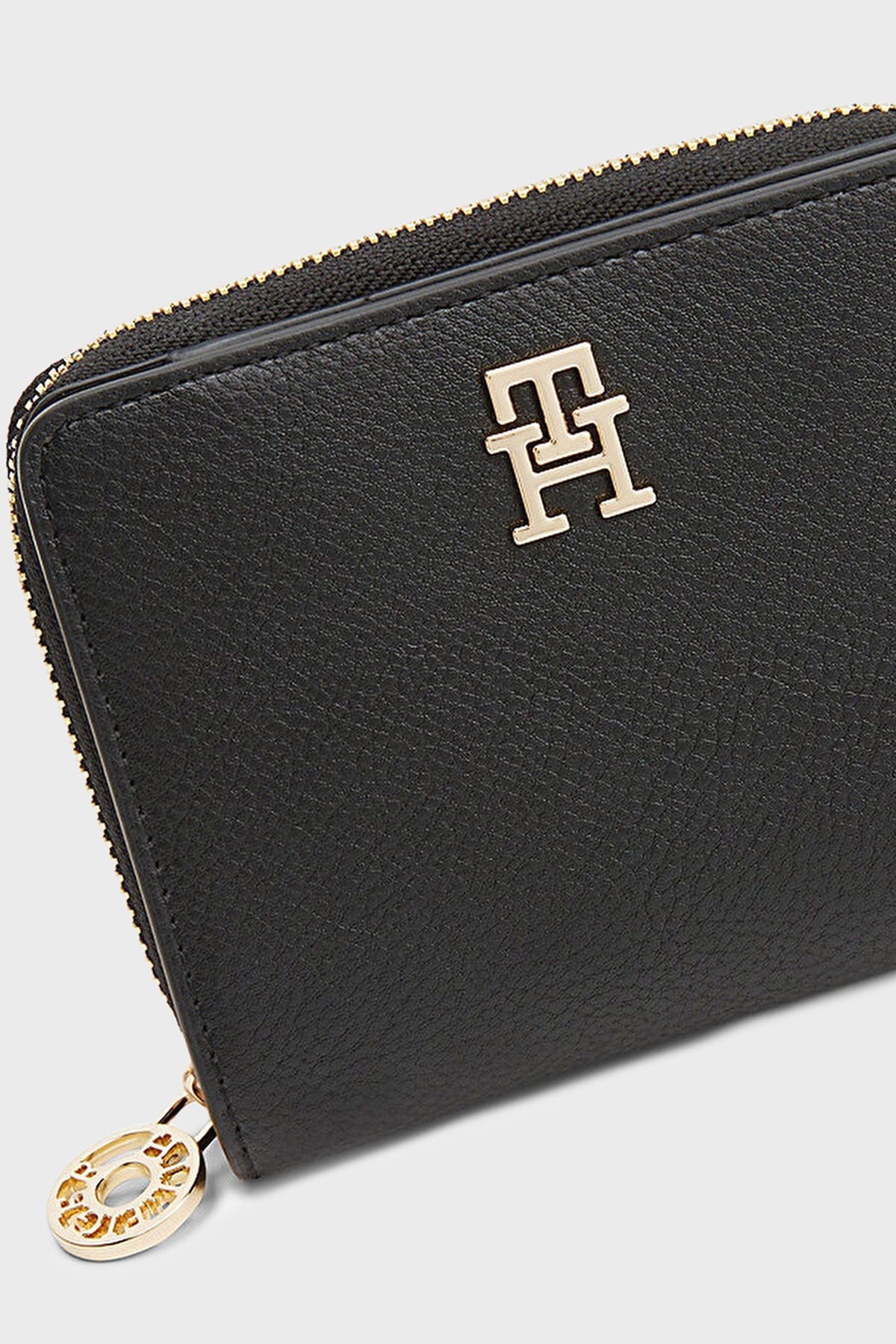 ארנק טומי הילפיגר Th Monogram Plaque