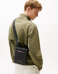 حقيبة تومي هيلفيجر Pebble Grain Crossbody