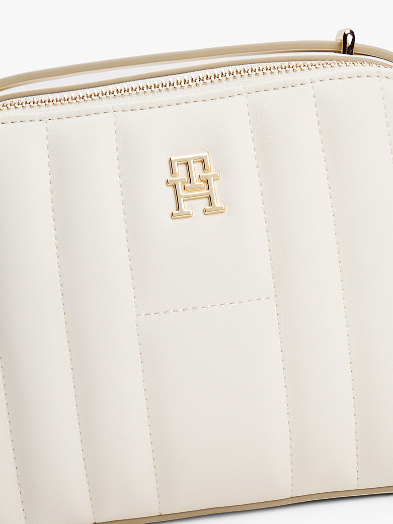 תיק טומי הילפיגר Monogram Quilted Camera Crossbody