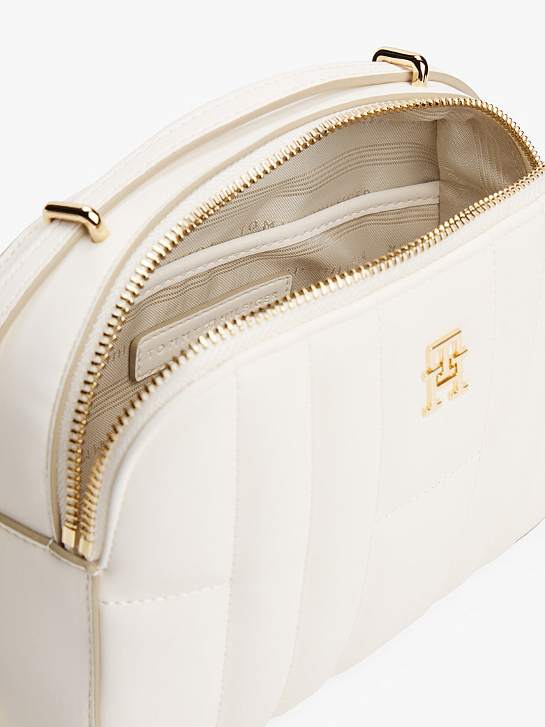 תיק טומי הילפיגר Monogram Quilted Camera Crossbody