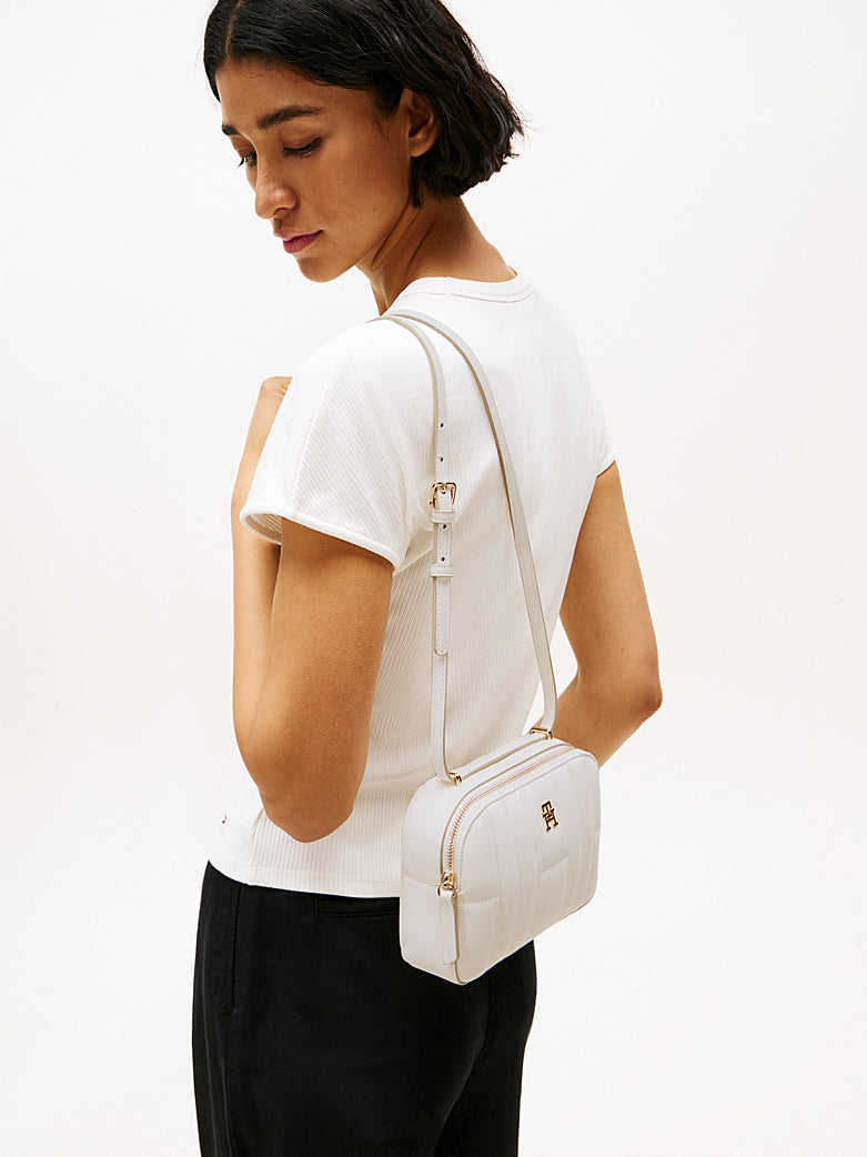 תיק טומי הילפיגר Monogram Quilted Camera Crossbody