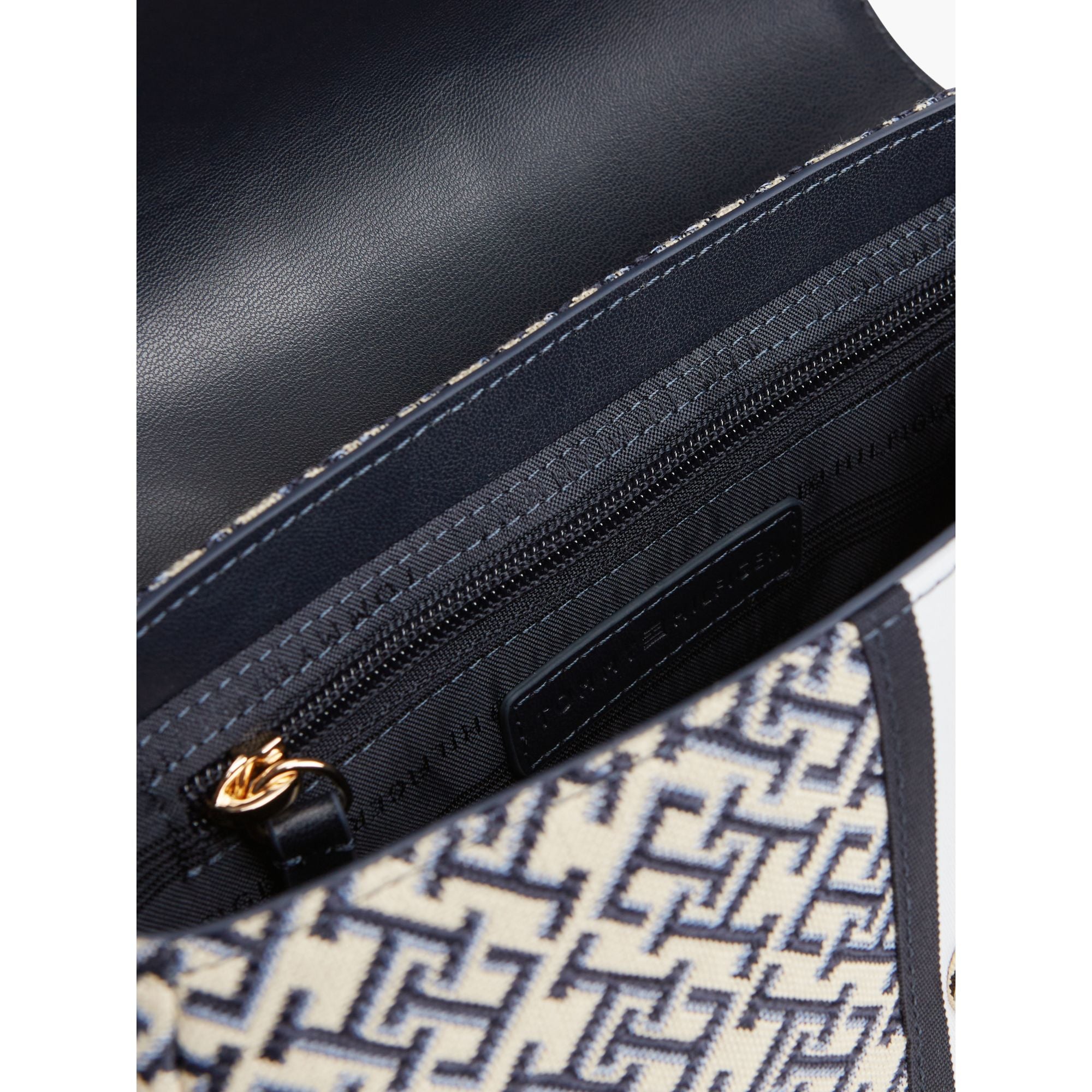 תיק טומי הילפיגר Jacquard Ess Crossover