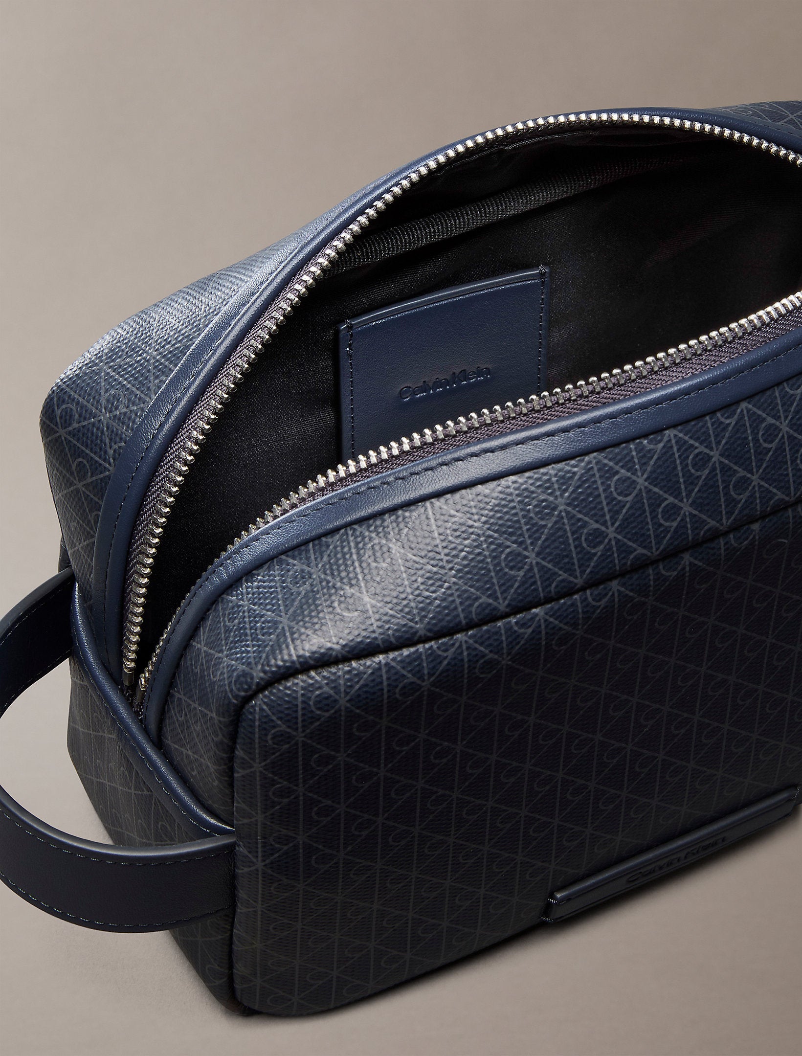 حقيبة كالفين كلاين Emblem Aop Coated Dopp Kit