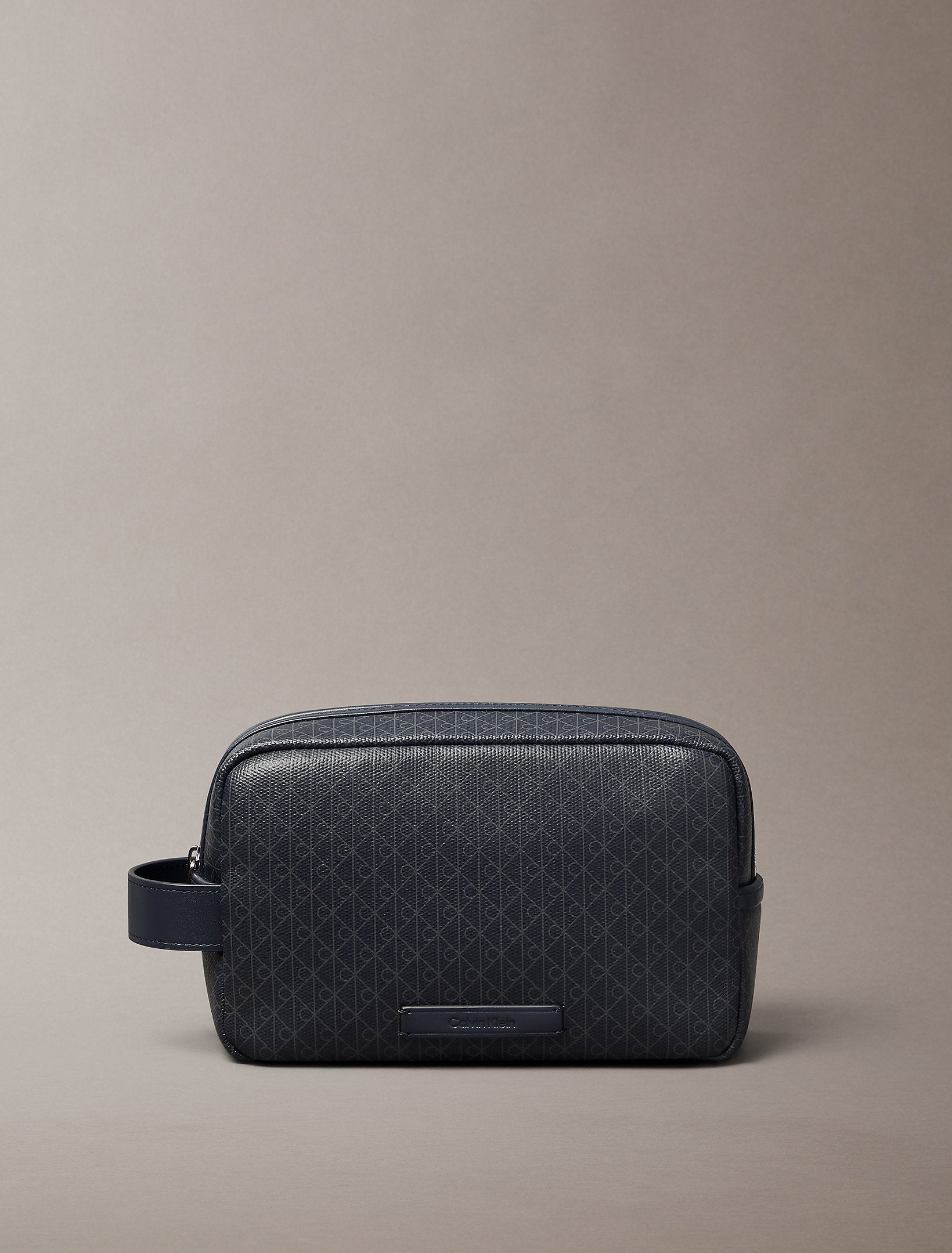 حقيبة كالفين كلاين Emblem Aop Coated Dopp Kit