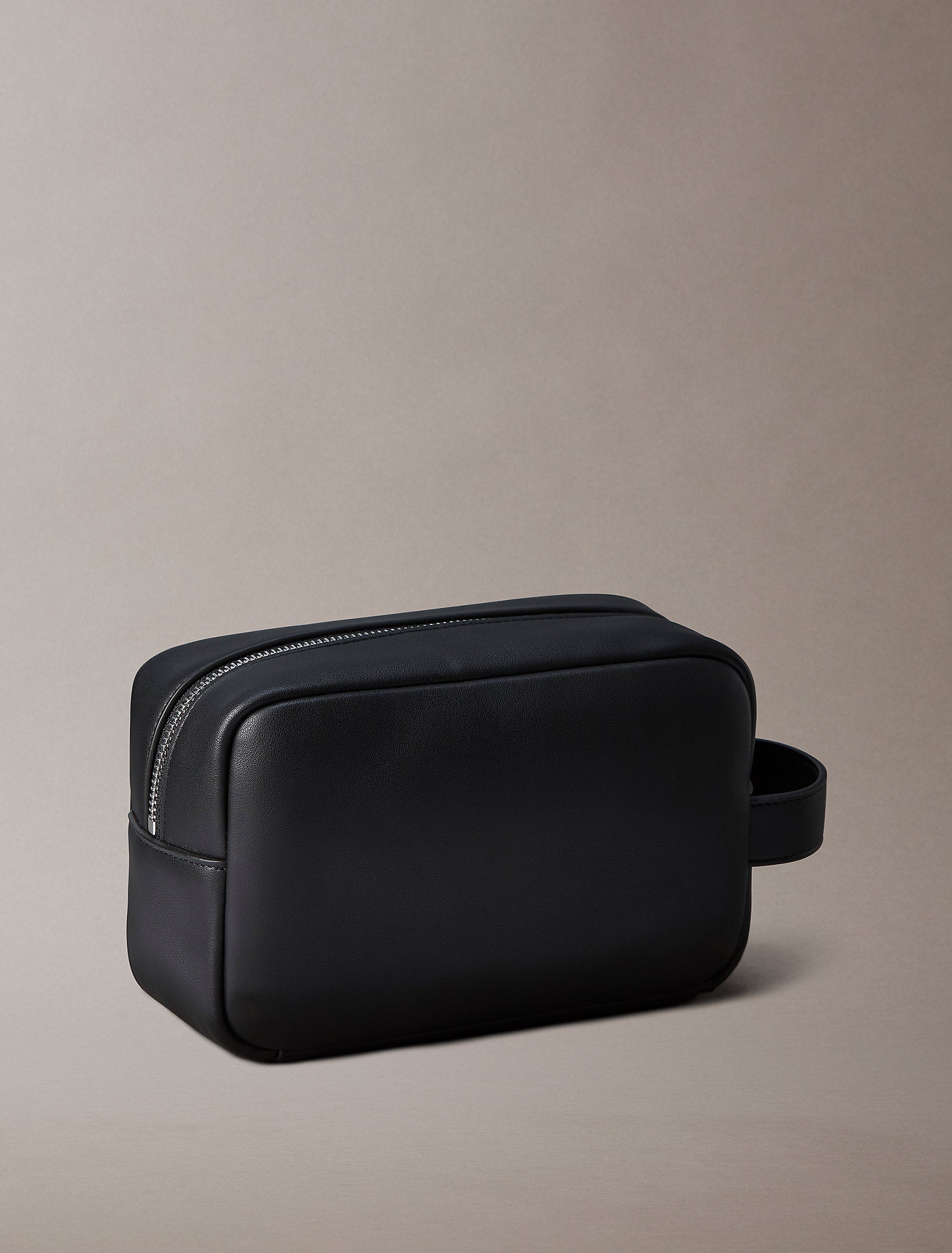 حقيبة كالفين كلاين Raised Dopp Kit