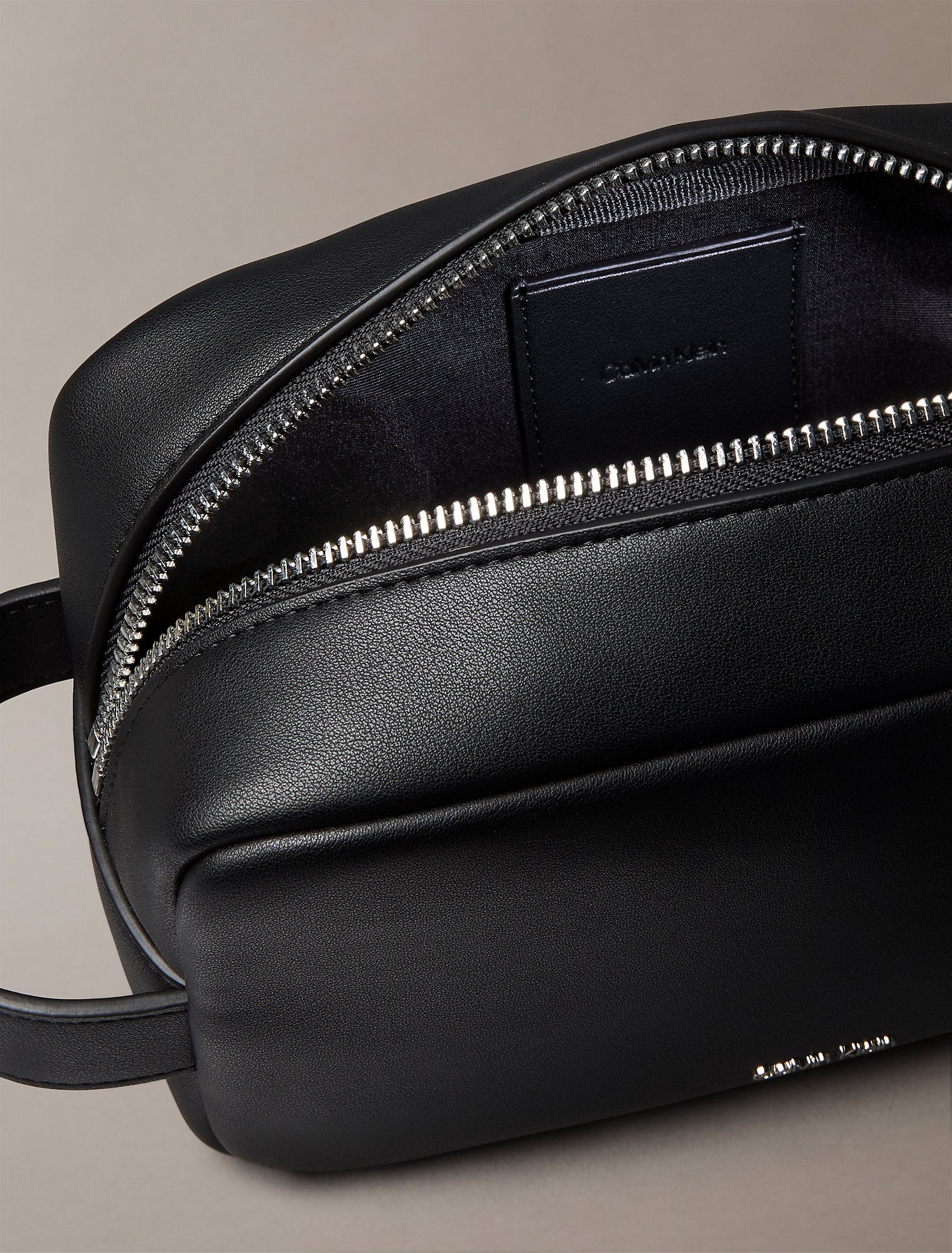 حقيبة كالفين كلاين Raised Dopp Kit
