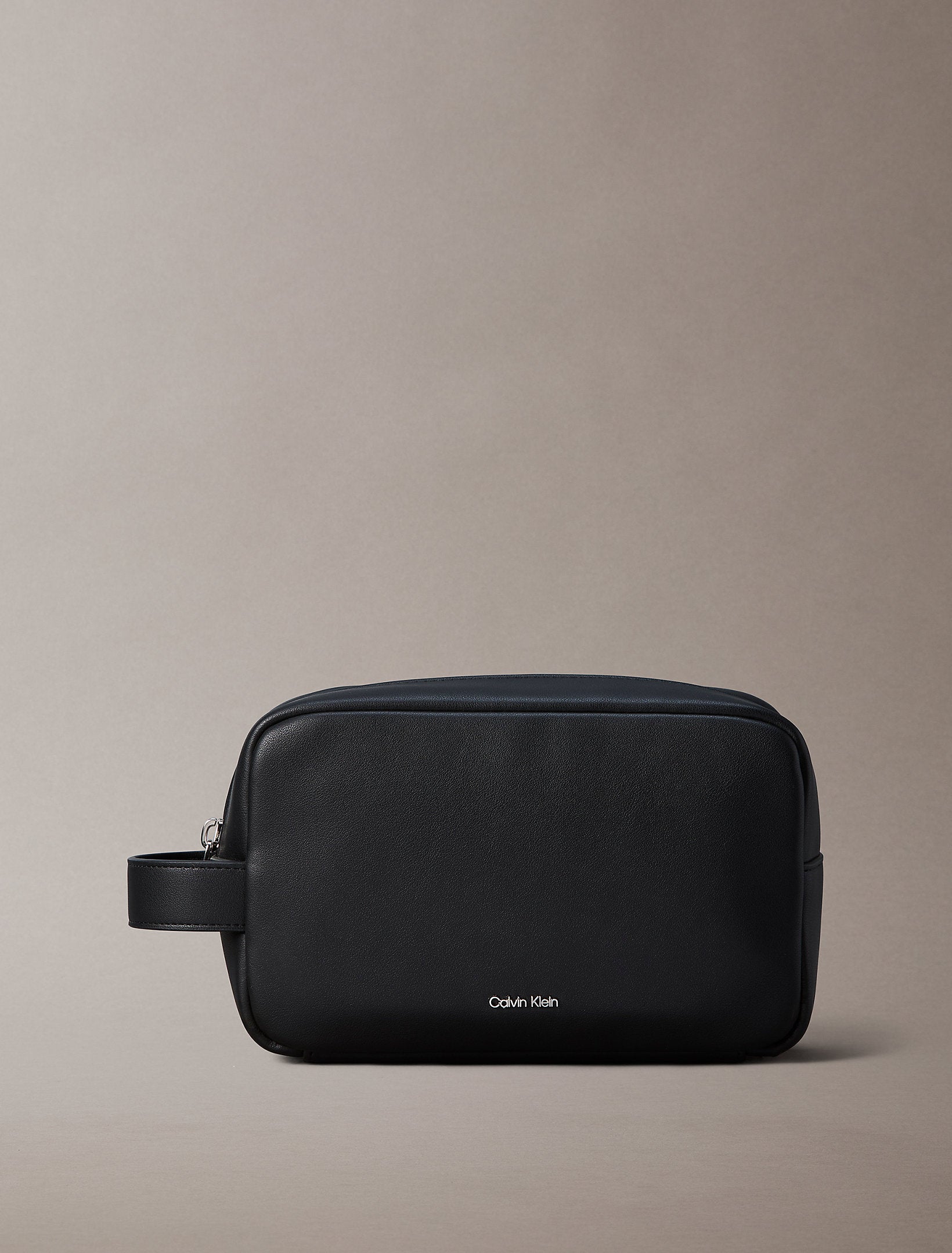 حقيبة كالفين كلاين Raised Dopp Kit