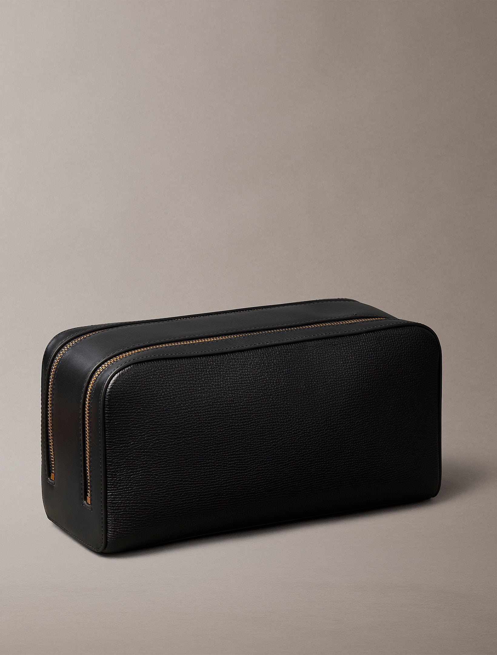 حقيبة كالفين كلاين Premium Leather Dopp Kit