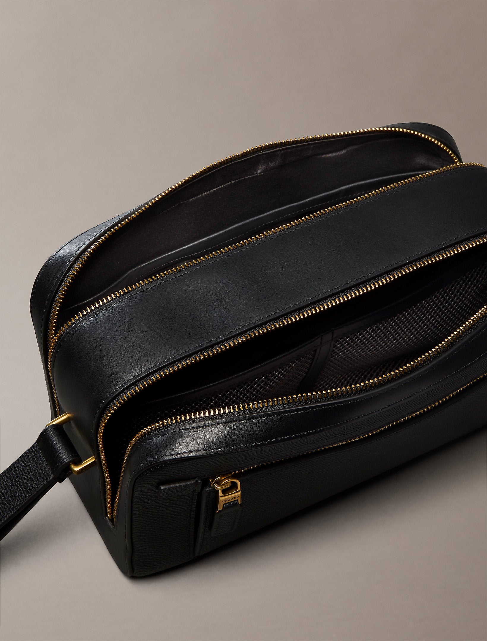 حقيبة كالفين كلاين Premium Leather Dopp Kit
