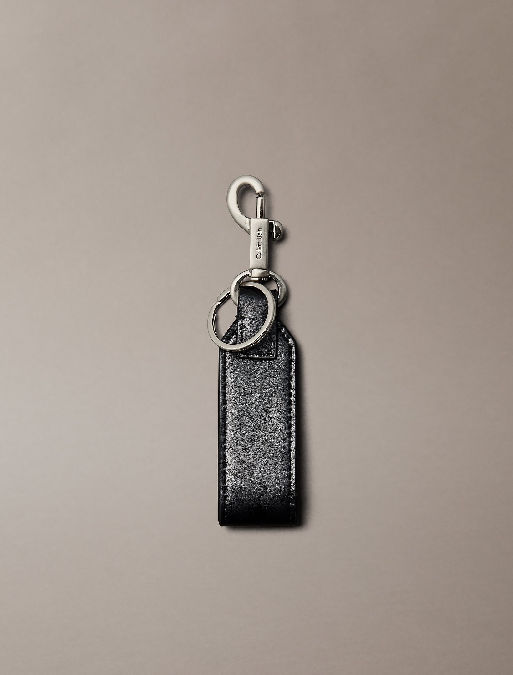 سلسلة مفاتيح كالفين كلاين Raised Logo Key Fob