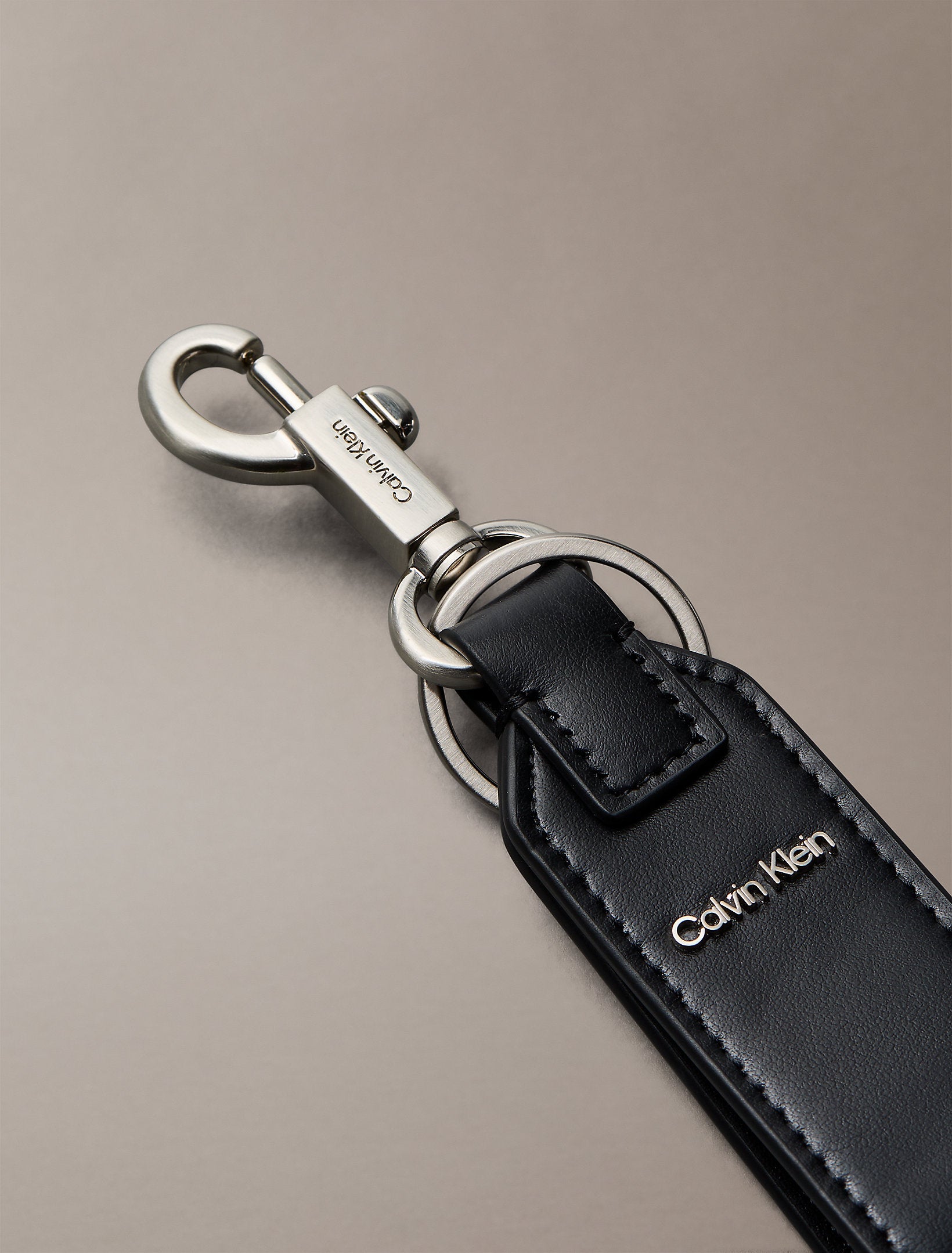 سلسلة مفاتيح كالفين كلاين Raised Logo Key Fob