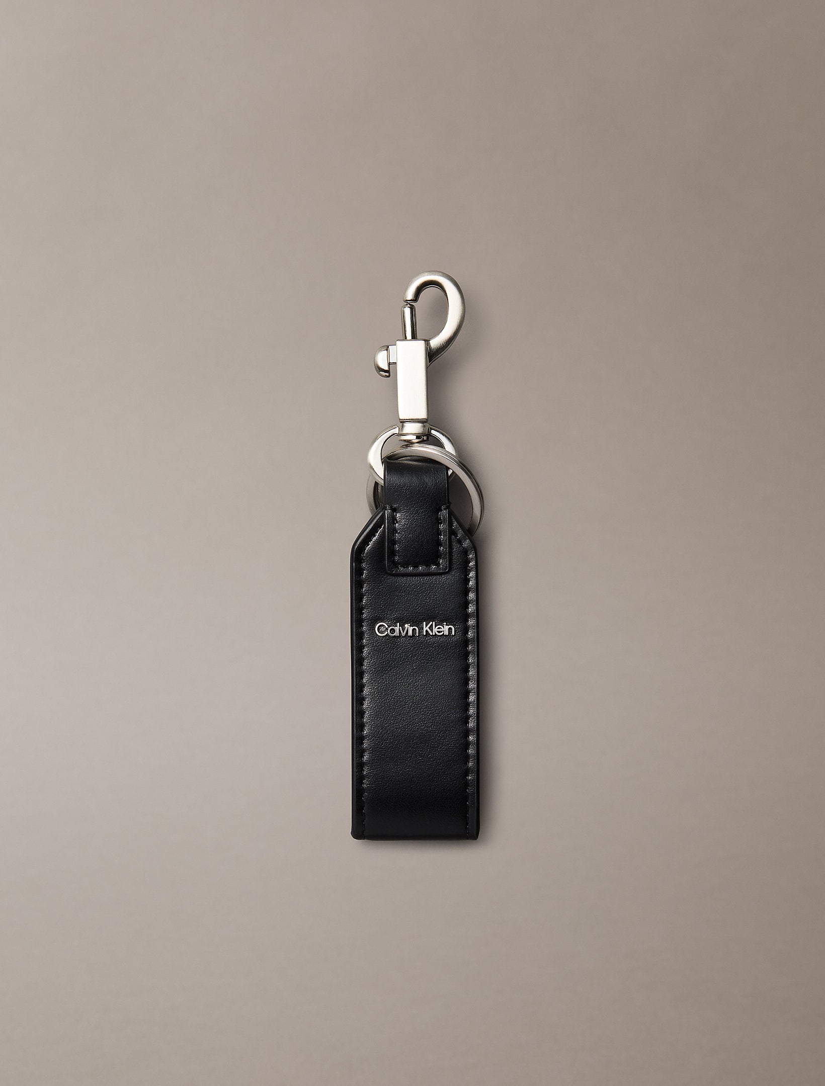 سلسلة مفاتيح كالفين كلاين Raised Logo Key Fob