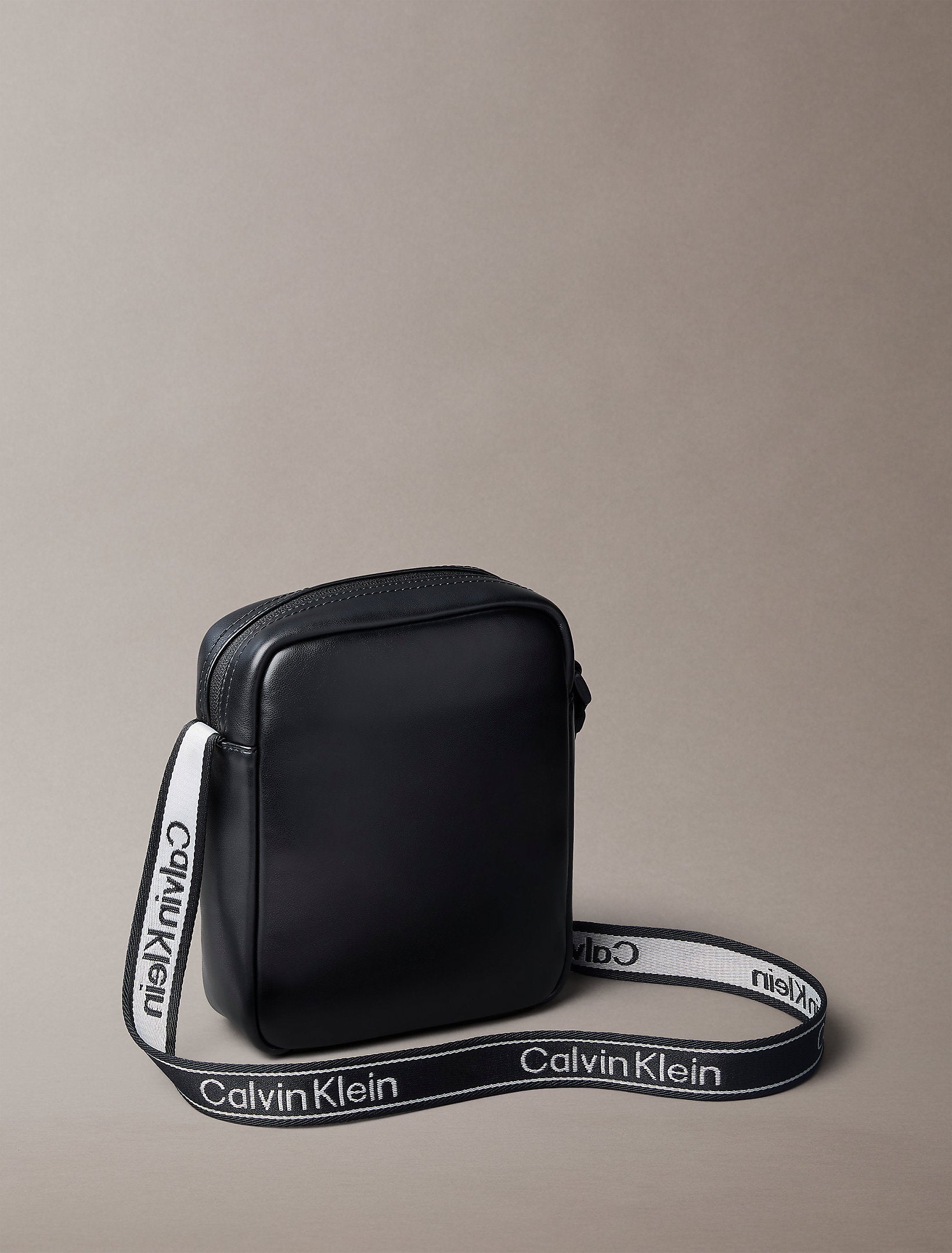 حقيبة كالفين كلاين Bold Logo Webbing Reporter