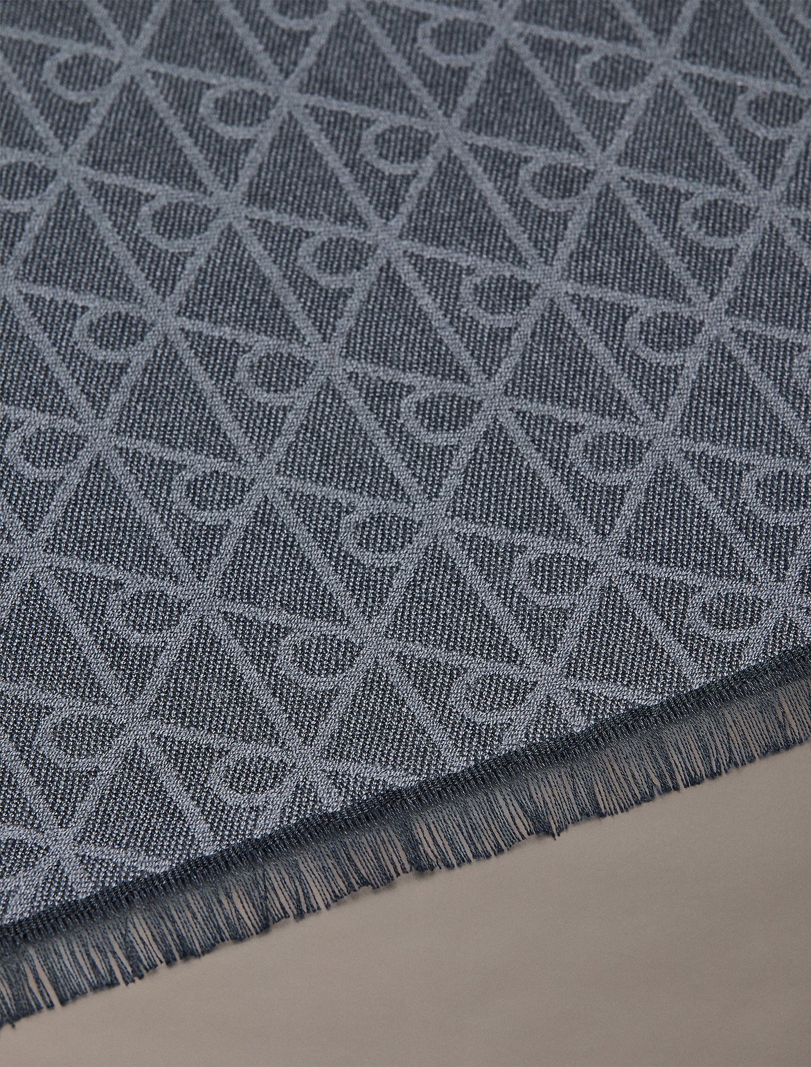 وشاح كالفين كلاين Tonal Aop Wool Lw
