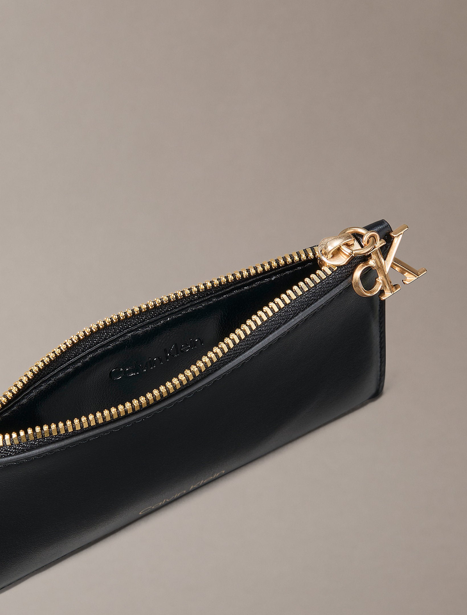 Calvin Klein Puller 6cc Zip Cardcase Wallet