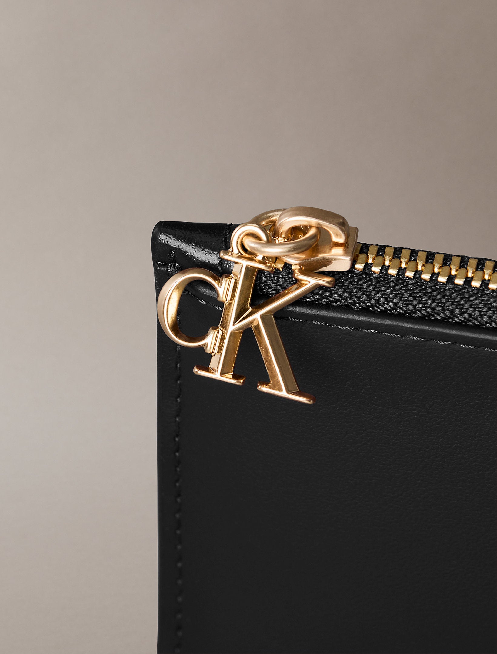 Calvin Klein Puller 6cc Zip Cardcase Wallet