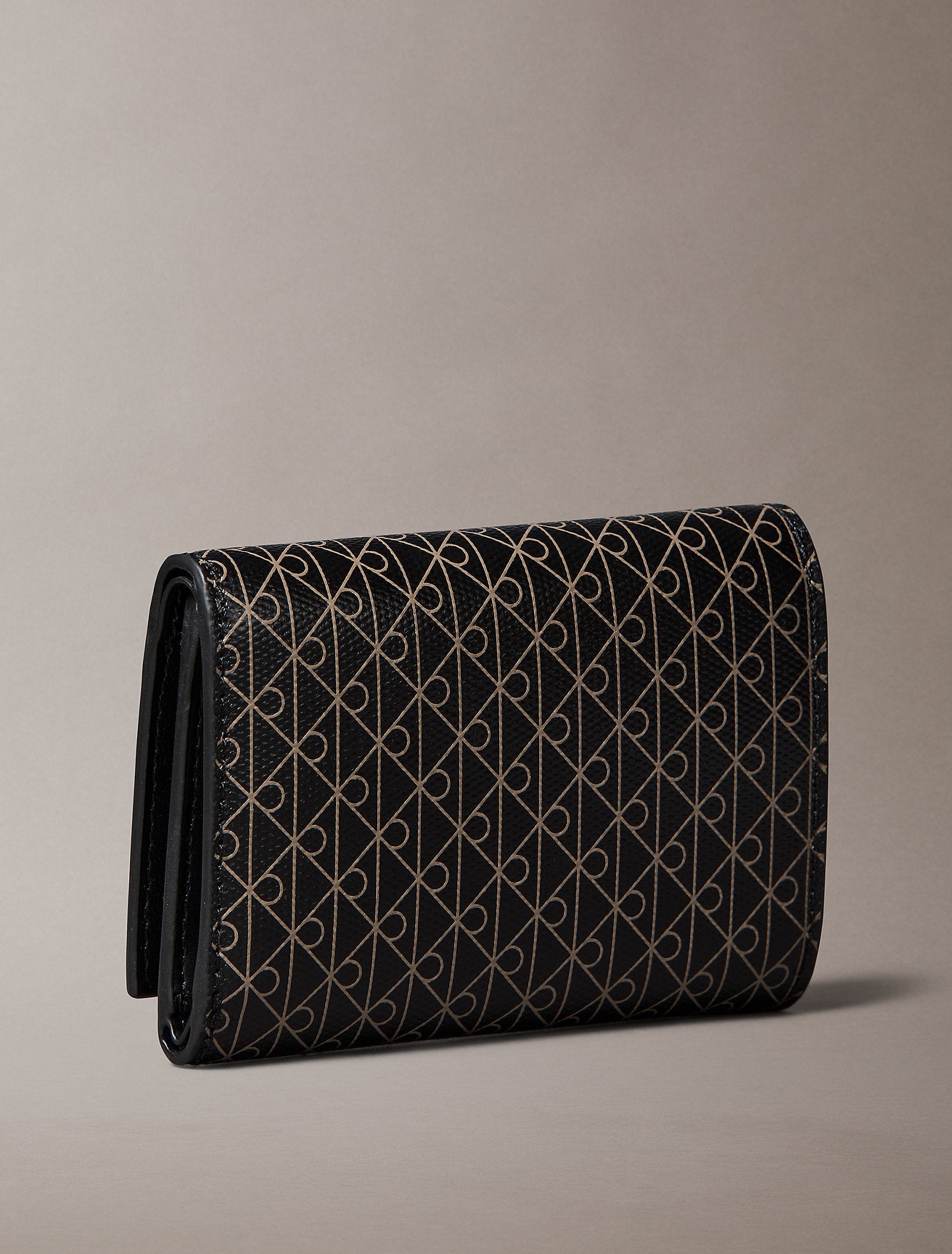 محفظة كالفين كلاين Trifold With Zip Pocket