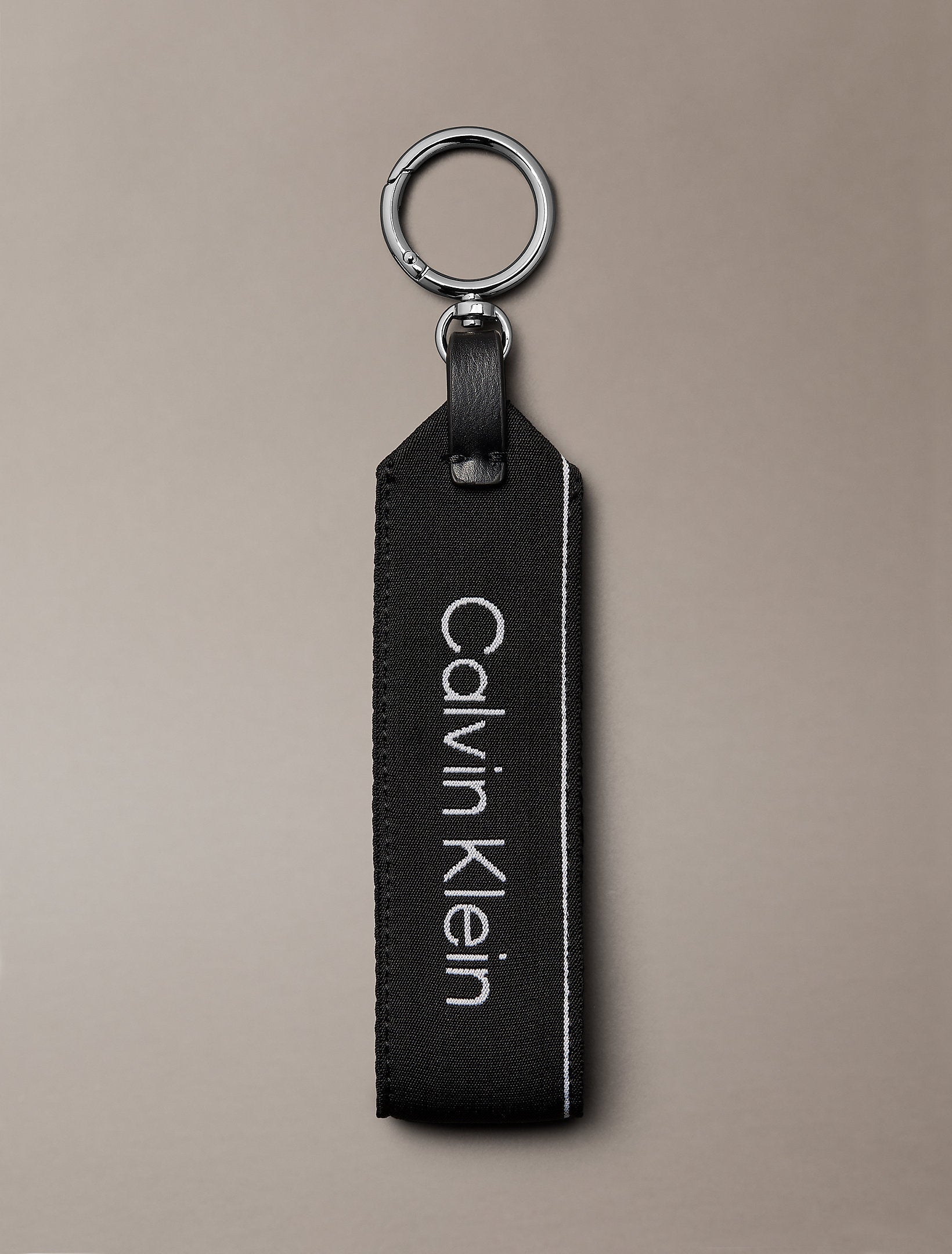 سلسلة مفاتيح كالفين كلاين Iconic Waistband Charm