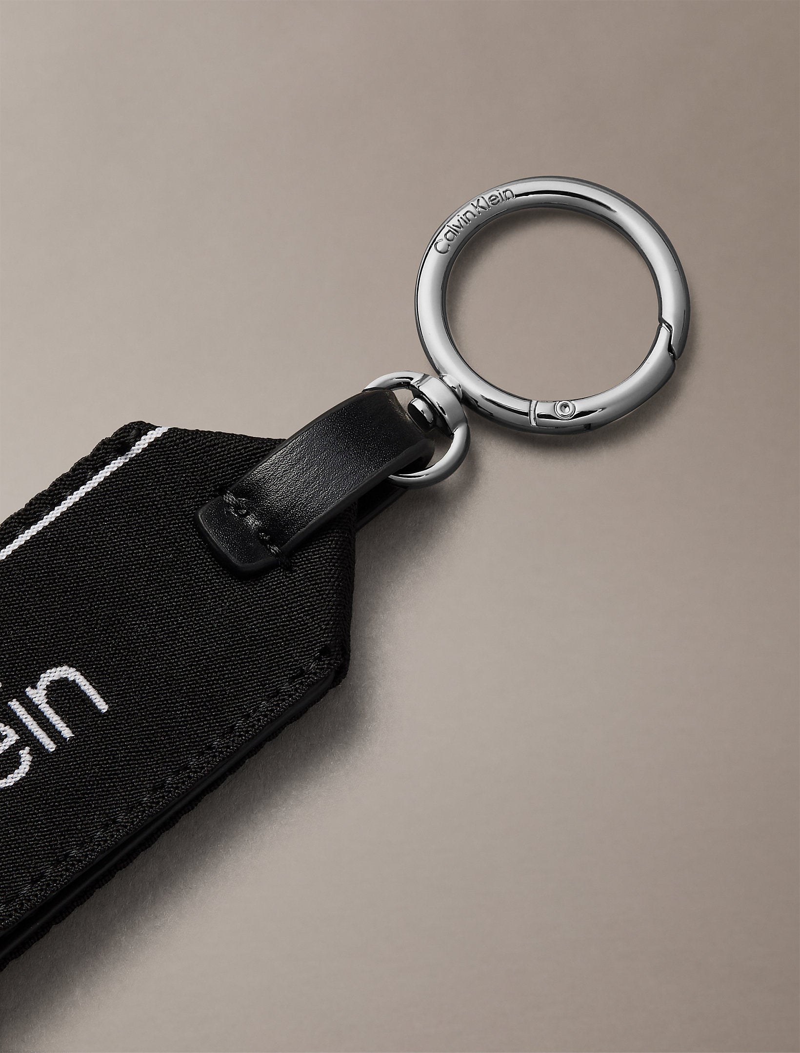 سلسلة مفاتيح كالفين كلاين Iconic Waistband Charm