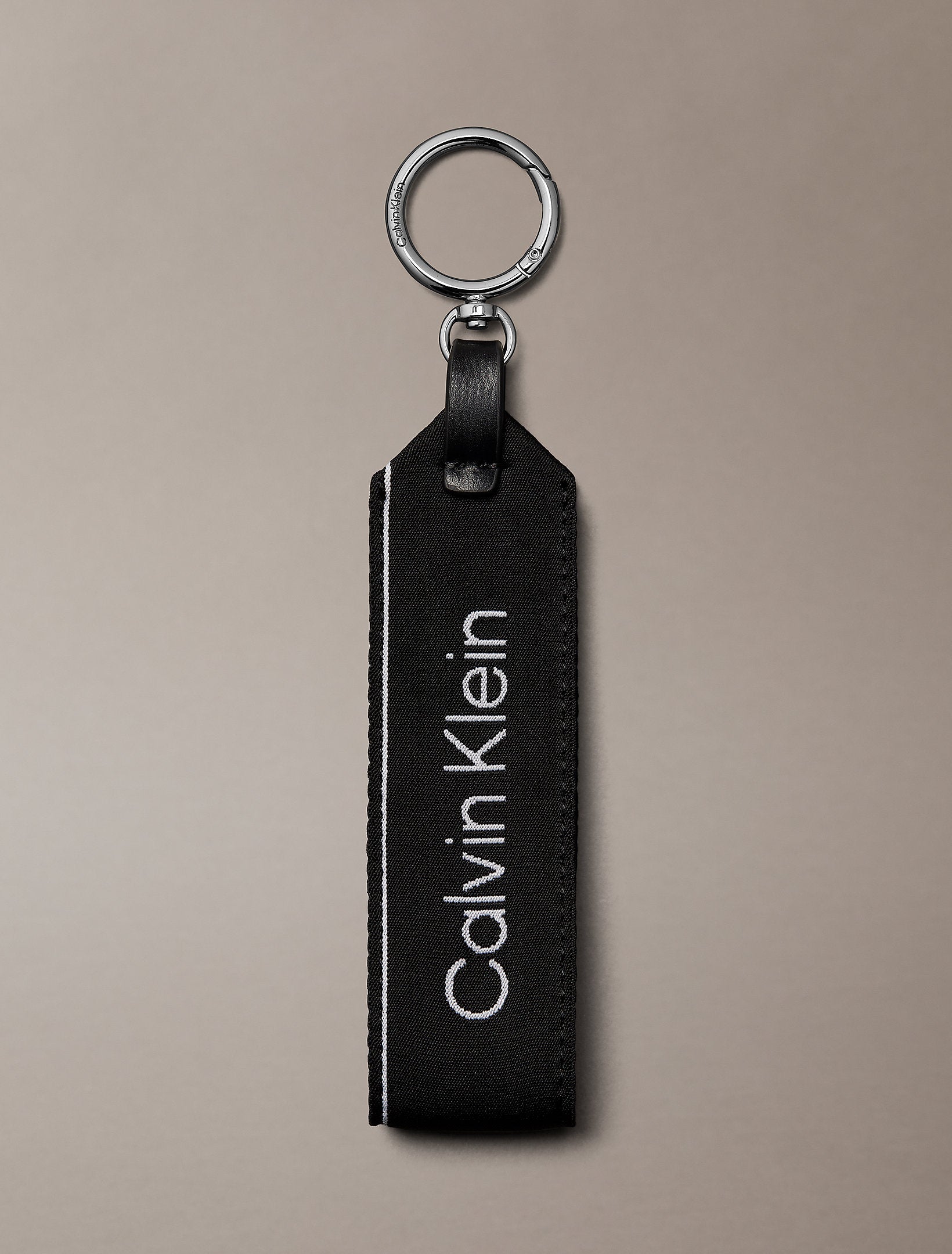 سلسلة مفاتيح كالفين كلاين Iconic Waistband Charm