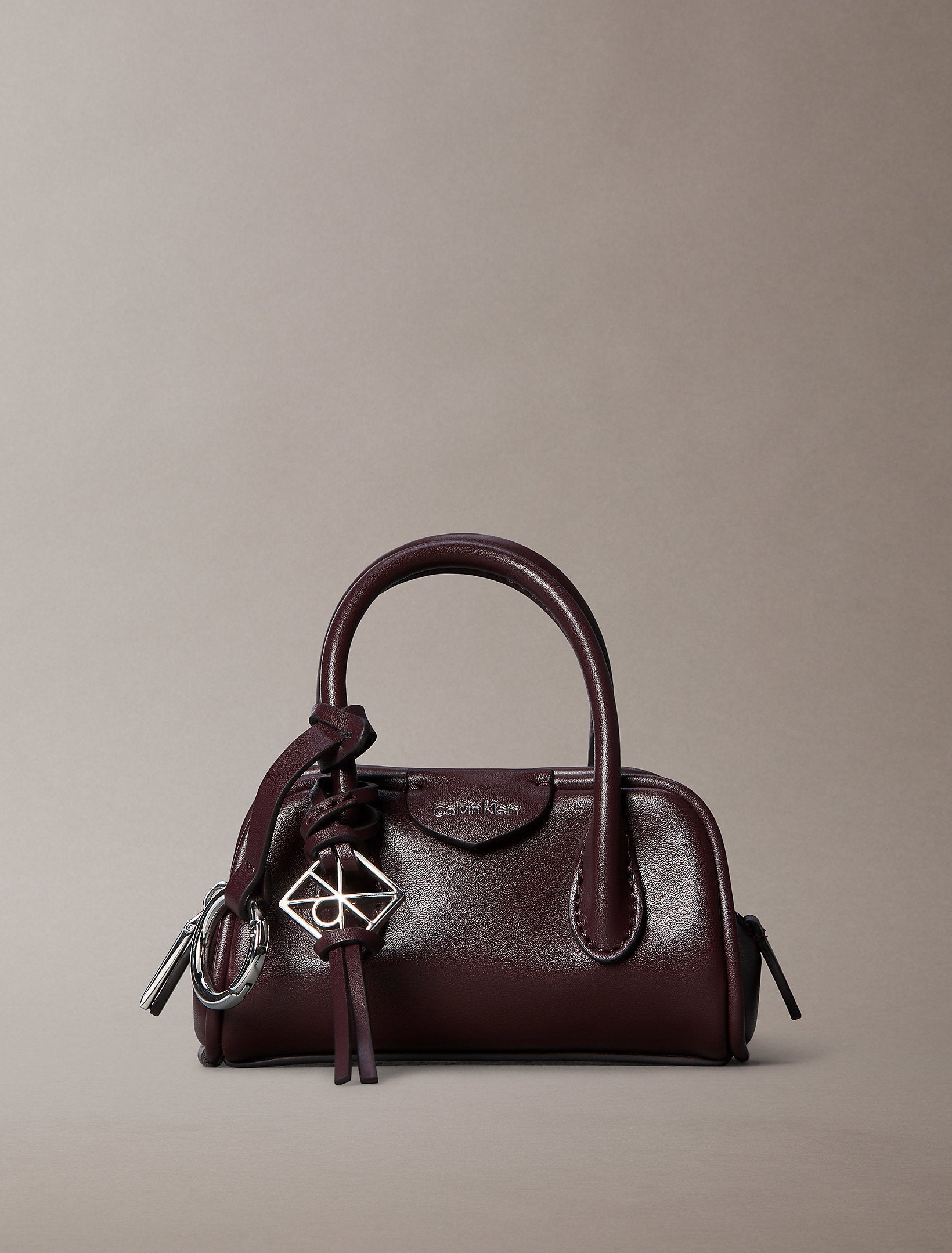 سلسلة مفاتيح كالفين كلاين Emblem Trio Mini Charm