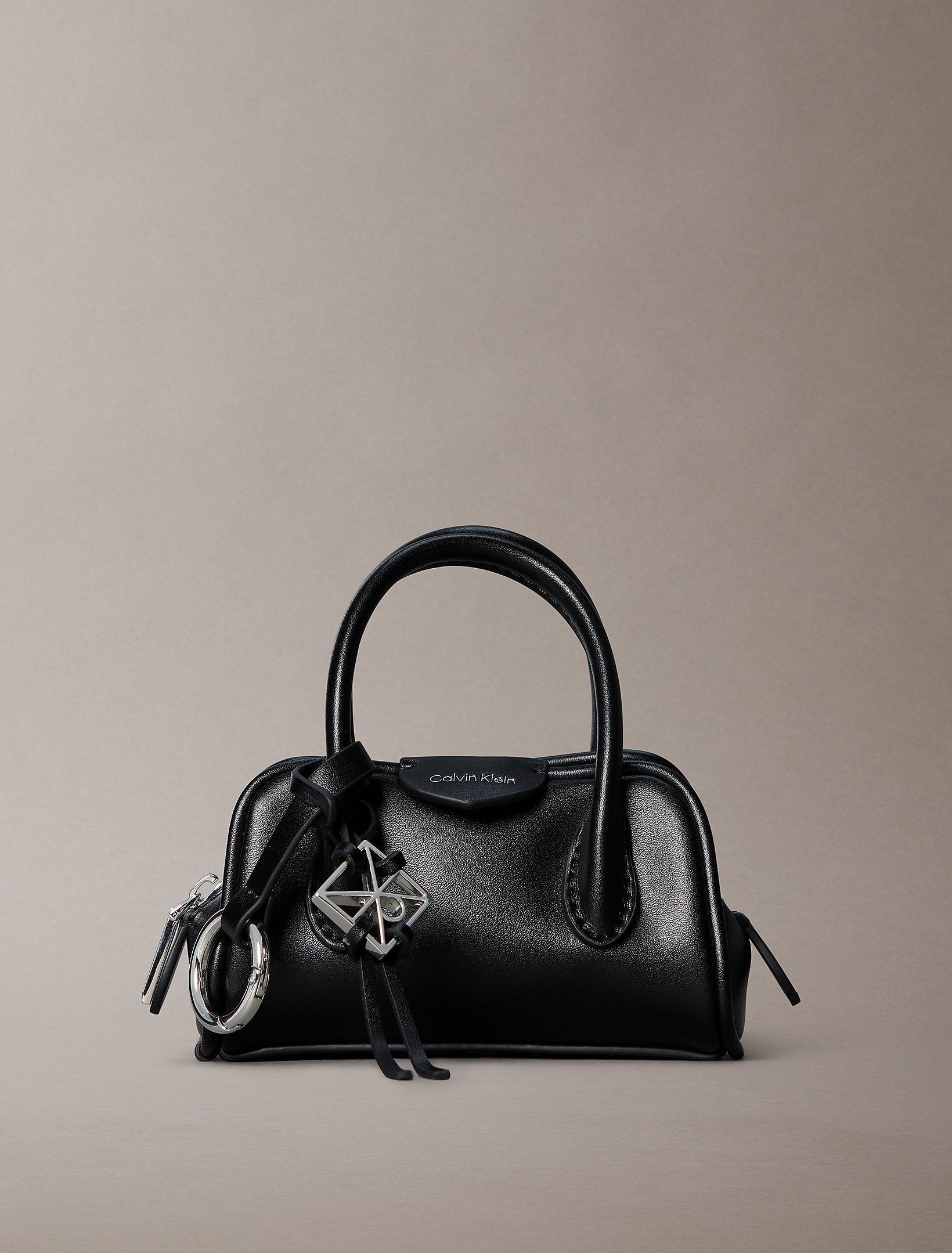 سلسلة مفاتيح كالفين كلاين Emblem Trio Mini Charm