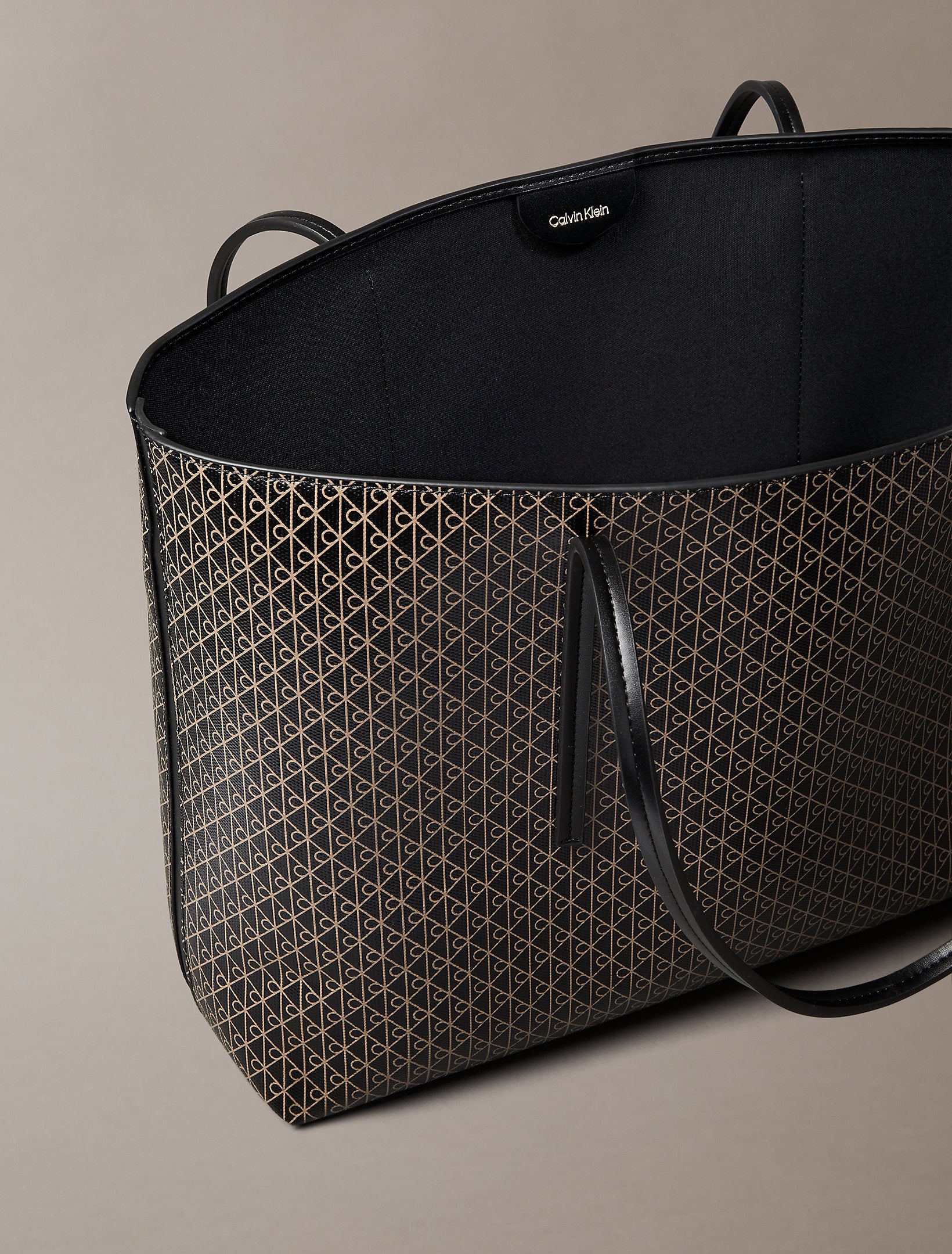 حقيبة كالفين كلاين Tote With Pouch On Strap