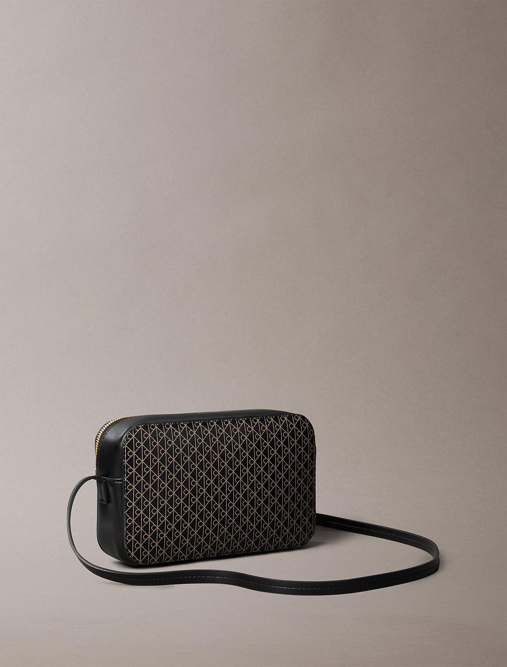 حقيبة كالفين كلاين Elongated Camera