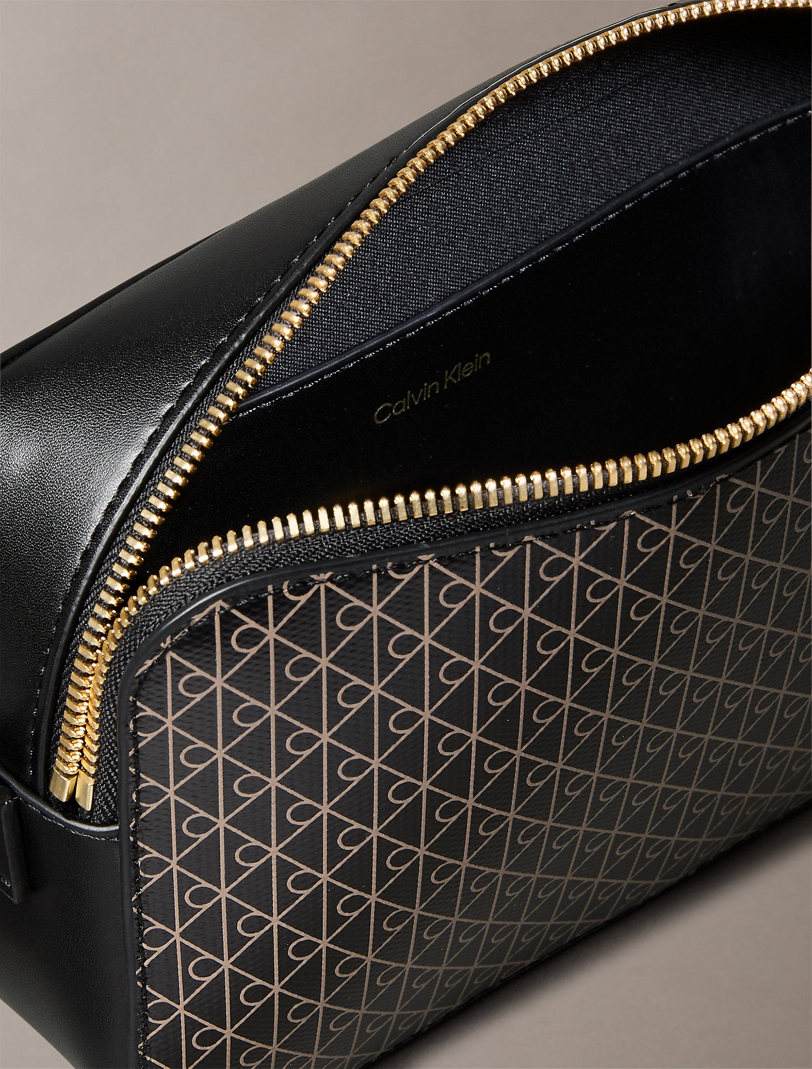 حقيبة كالفين كلاين Elongated Camera