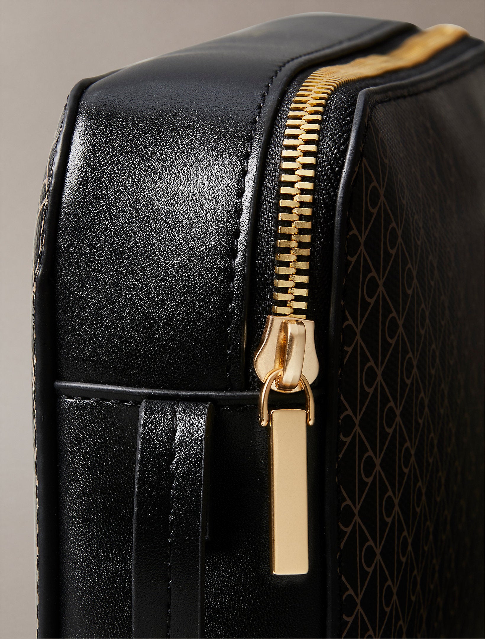 حقيبة كالفين كلاين Elongated Camera