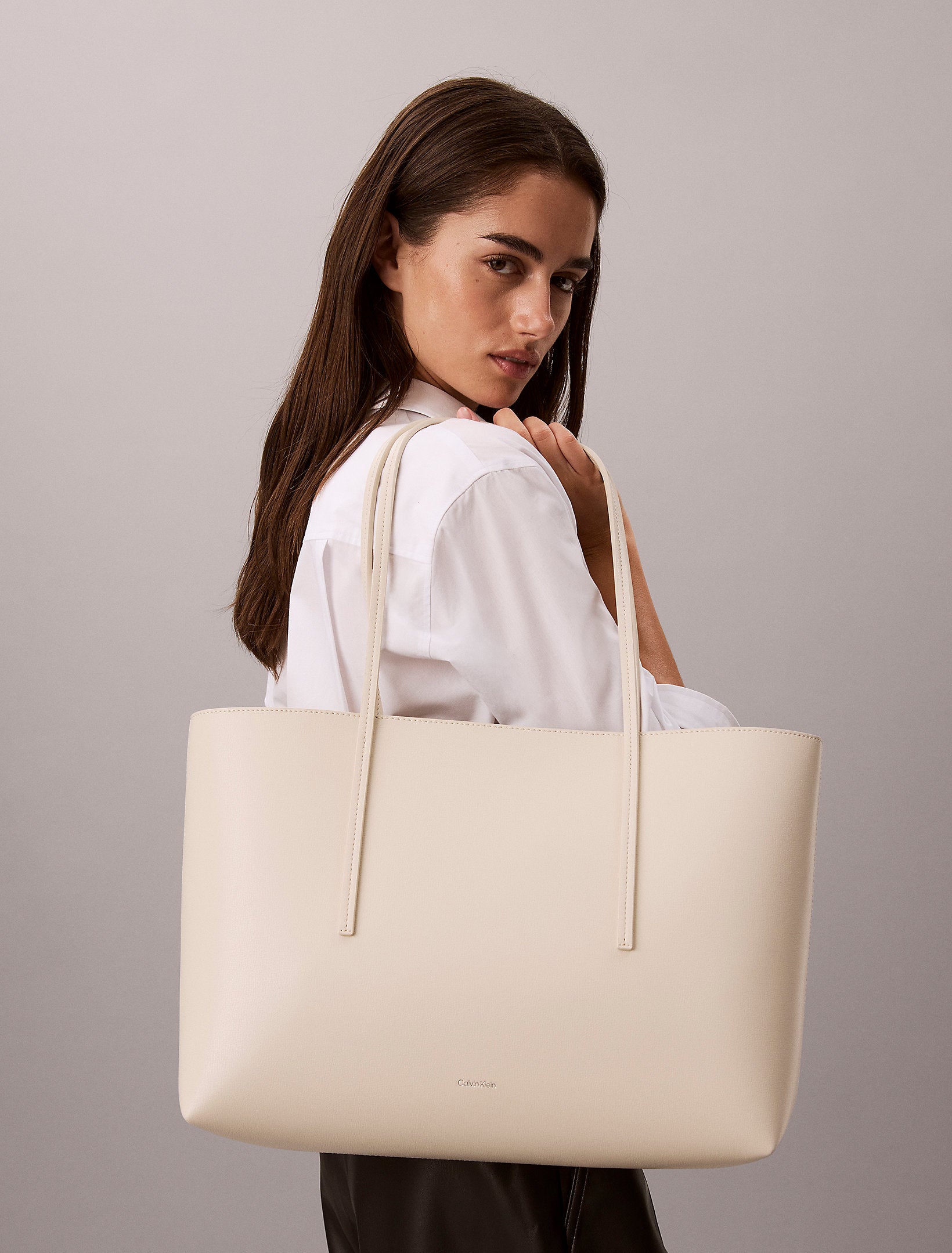 תיק קלווין קליין Foil Logo Tote W Pouch