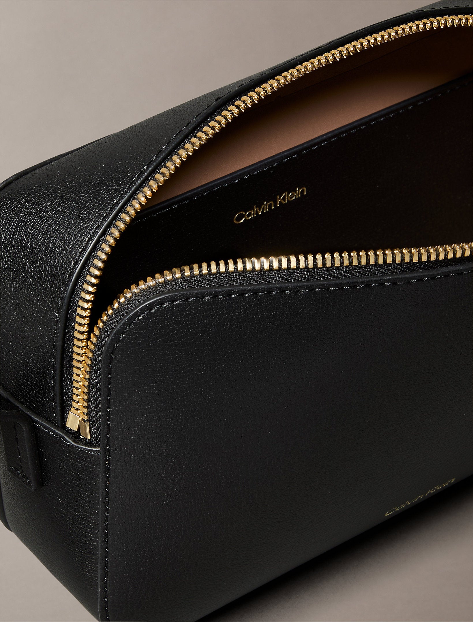 תיק קלווין קליין Elongated Camera