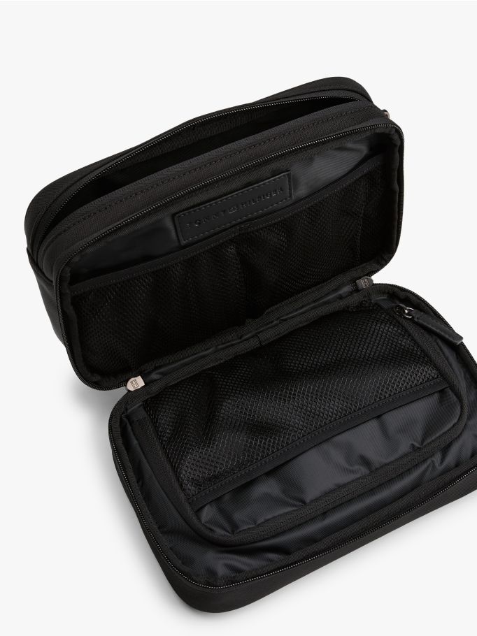 حقيبة تومي هيلفيجر Metal Logo Mesh Pocket Washbag