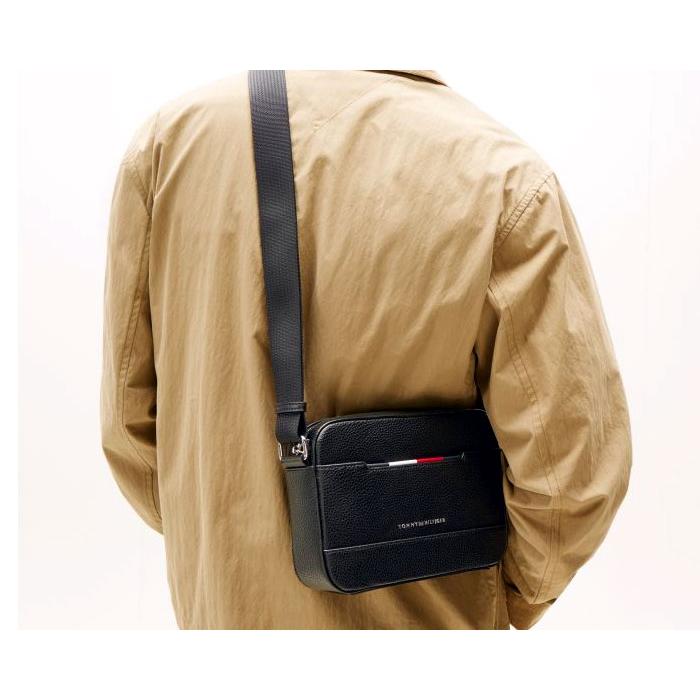 תיק טומי הילפיגר Shoulder/crossbody Report